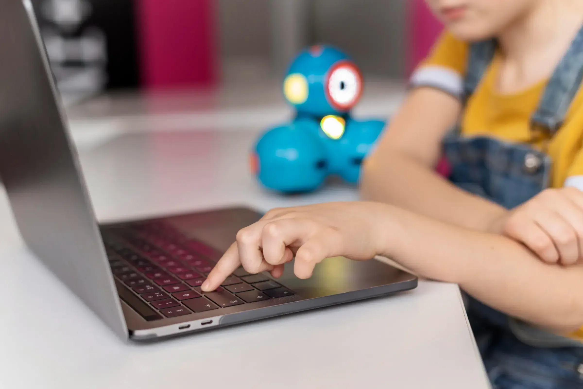 Online safety for children — online compliance course for Australian workplaces